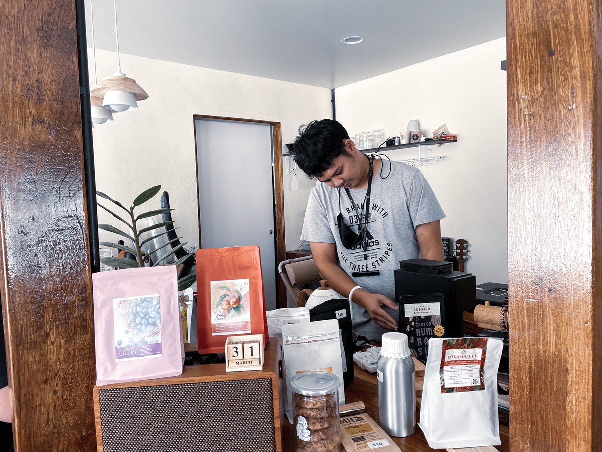 tatsuphanburi's tweet photo. ร้านกาแฟลับๆ ในสุพรรณบุรี 
“BAD Monday” 
ร้านกาแฟ Slowbar ตั้งอยู่ในหมู่บ้านยิ่งรวย อ.เมืองสุพรรณบุรี เปิดให้บริการทุกวัน ตั้งแต่เวลา 09:00-17:00น. 
ใครมองหาร้านลับๆ หรือหามุมถ่ายรูปเก๋ๆ ต้องไปเลยนะ 
#รีวิวสุพรรณ #หามุมถ่ายรูป #อร่อยบอกต่อ #เที่ยวสุพรรณ #คาเฟ่ https://t.co/kemISCXS0j