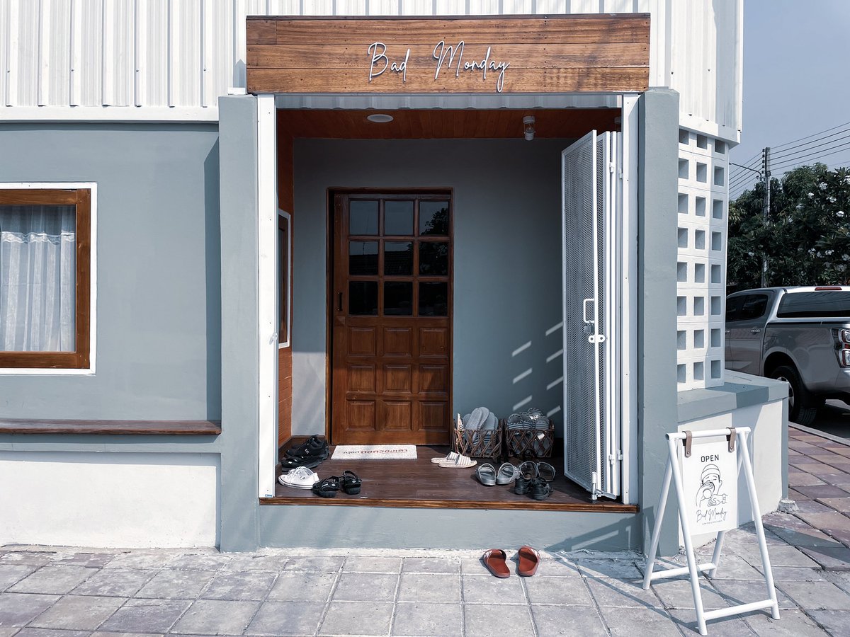 tatsuphanburi's tweet photo. ร้านกาแฟลับๆ ในสุพรรณบุรี 
“BAD Monday” 
ร้านกาแฟ Slowbar ตั้งอยู่ในหมู่บ้านยิ่งรวย อ.เมืองสุพรรณบุรี เปิดให้บริการทุกวัน ตั้งแต่เวลา 09:00-17:00น. 
ใครมองหาร้านลับๆ หรือหามุมถ่ายรูปเก๋ๆ ต้องไปเลยนะ 
#รีวิวสุพรรณ #หามุมถ่ายรูป #อร่อยบอกต่อ #เที่ยวสุพรรณ #คาเฟ่ https://t.co/kemISCXS0j