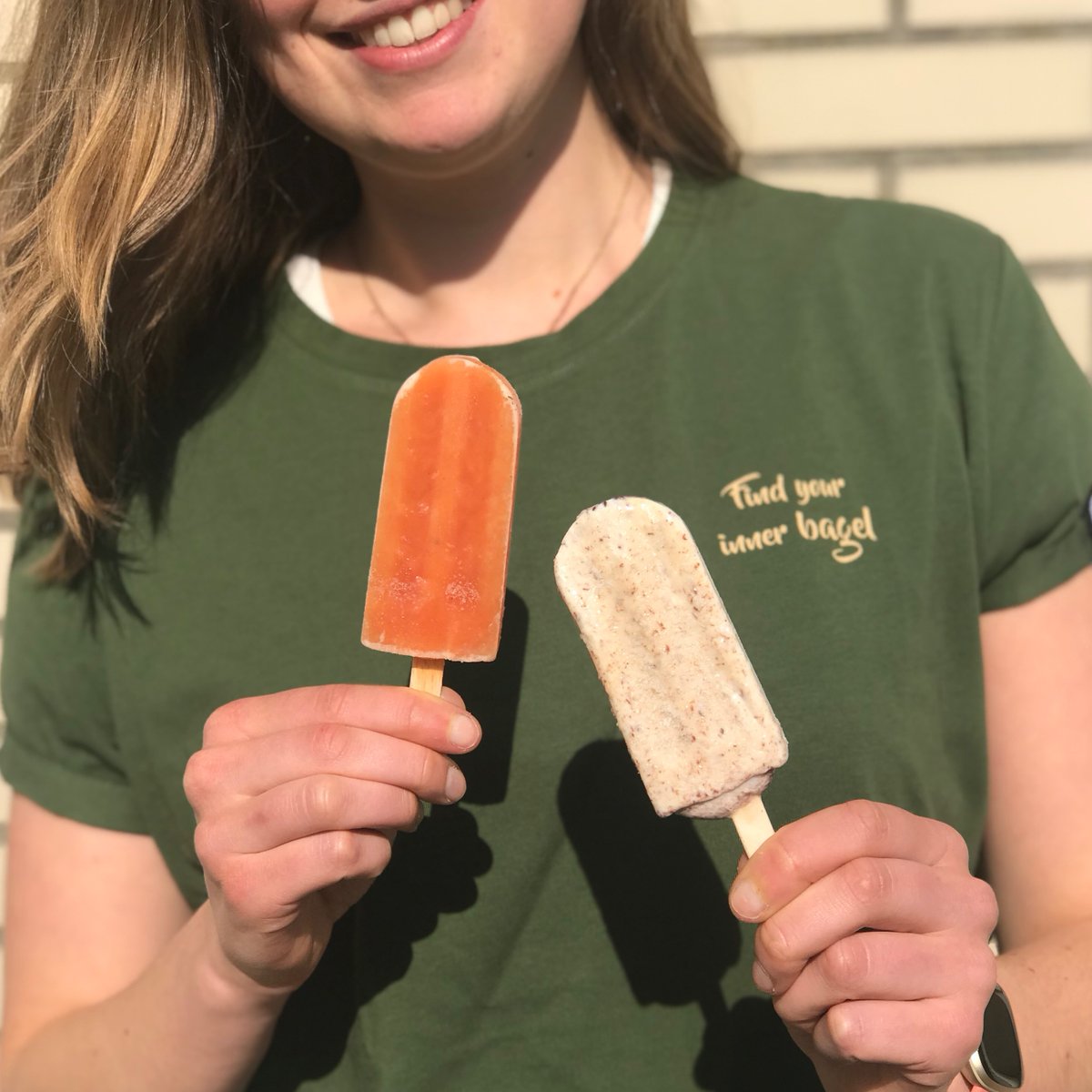 Summerready 🍦 Vanaf vandaag hebben we weer biologische en pure ijsjes in ons assortiment. Je kunt nu kiezen uit 3 smaken, maar binnenkort voegen we een bijzondere vierde toe! #bagelsbeans #lenteweer #summerready