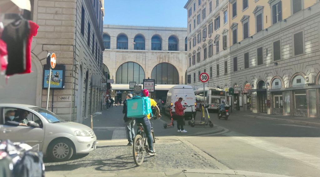 aboubakar_soum's tweet photo. Inauguriamo oggi a Roma la 'Casa dei diritti e della dignità' per i riders, braccianti metropolitani. Sarà uno Sportello itinerante di strada di #legabraccianti per l'alfabetizzazione socio sindacale degli invisibilii. Appuntamento ore 17 Via Gioberti / Via Turati
@in_movimento_ https://t.co/pYyZi8cULZ