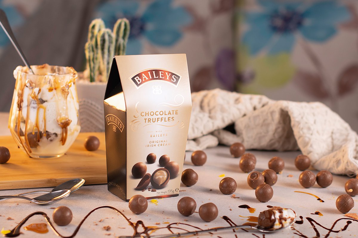 baileyschocs's tweet photo. A crispy milk shell with Baileys truffle centre 😉 

#BaileysChocolates https://t.co/gn46U8ovmc