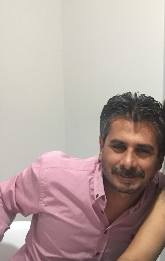 mcaglartekin's tweet photo. Bu adam Mehmet Yüzer, çok sevdiğim, hatta elinde büyüdüğüm bir ablamı, eski eşini Niğde'deki evinden çıkarken 5 yerinden vurdu, silahı tutukluk yapmasa devamını da getirecekti. Şimdi aranıyor, ikameti Konya'da, gören duyan olursa ihbar etsin... https://t.co/HnbmpAVg00