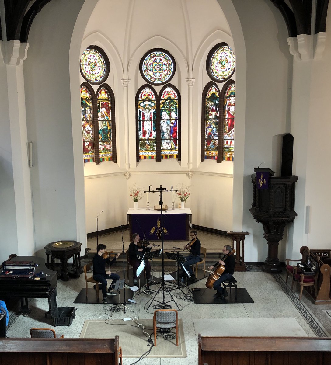 KapPotsdam's tweet photo. Aufnahmen in der wunderschönen #Andreaskirche in #Wannsee. Wir haben drei tolle #Streichquartette eingespielt - mehr wird nicht verraten! Nur so viel: Es ist eine echte Entdeckung! 😃 🎶 
@dlfkultur #cdaufnahme #vorfreude https://t.co/pvMV5nzvkA