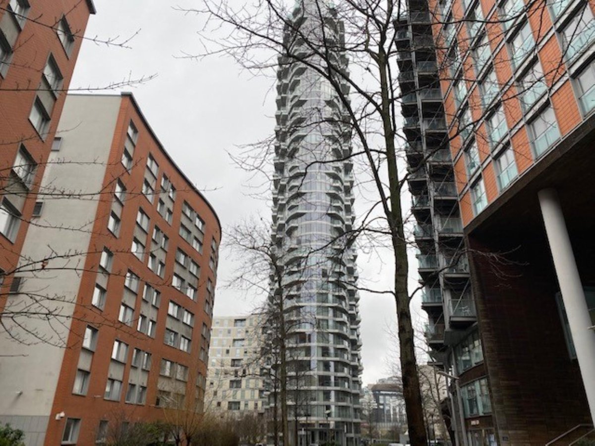 ArnoldAuctions's tweet photo. Weds 7th April midday sees our next remote bidding only #propertyauction. If you are looking to #invest in a property, we have fantastic lots available like this vacant 2 bedroom flat in #London #E14 with panoramic views of the city, click for full details https://t.co/s9dLVVe7hE https://t.co/4gTpQj313t