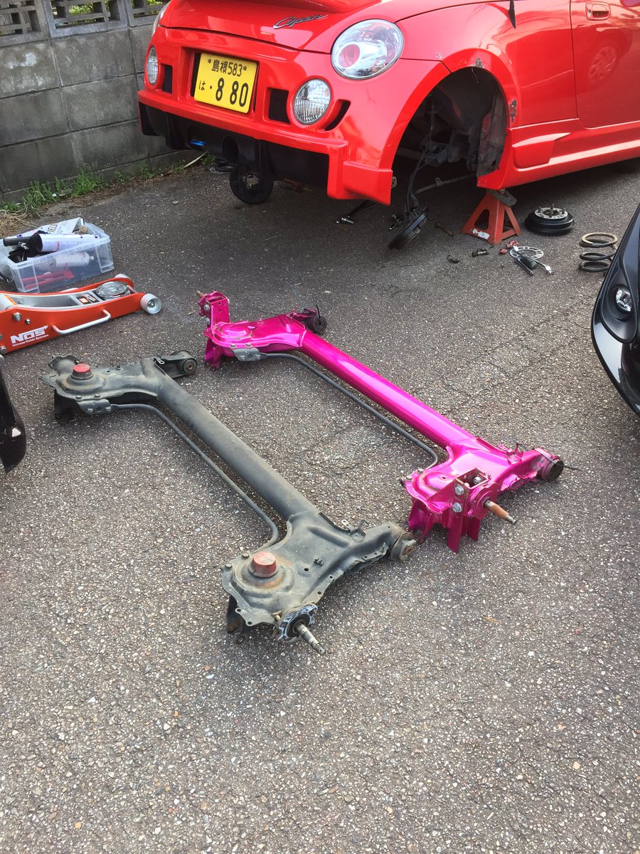 死にそうな老人 コペンにアクスル組みつけ 6センチダウンだと タイヤがインナーに当たってそもそもダメ バネも150mmだと アジャスター最大まで下げても最低地上高確保できないから 厳しいなぁ シャフト錆びていて とりあえずでドラムカバーつけ