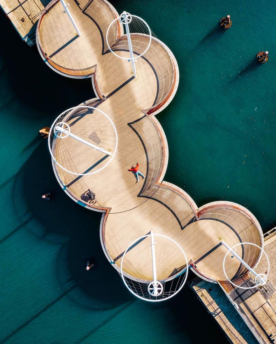 probablythemag's tweet photo. Kopenhag’dan farklı bir köprü projesi; Cirkelbroen Bridge🌊 Studio Olafur Eliasson imzalı bu köprü şehrin Christianshavn isimli liman bölgesinde bulunuyor. #Probably #probablythemag https://t.co/h7Pr1EBjKN