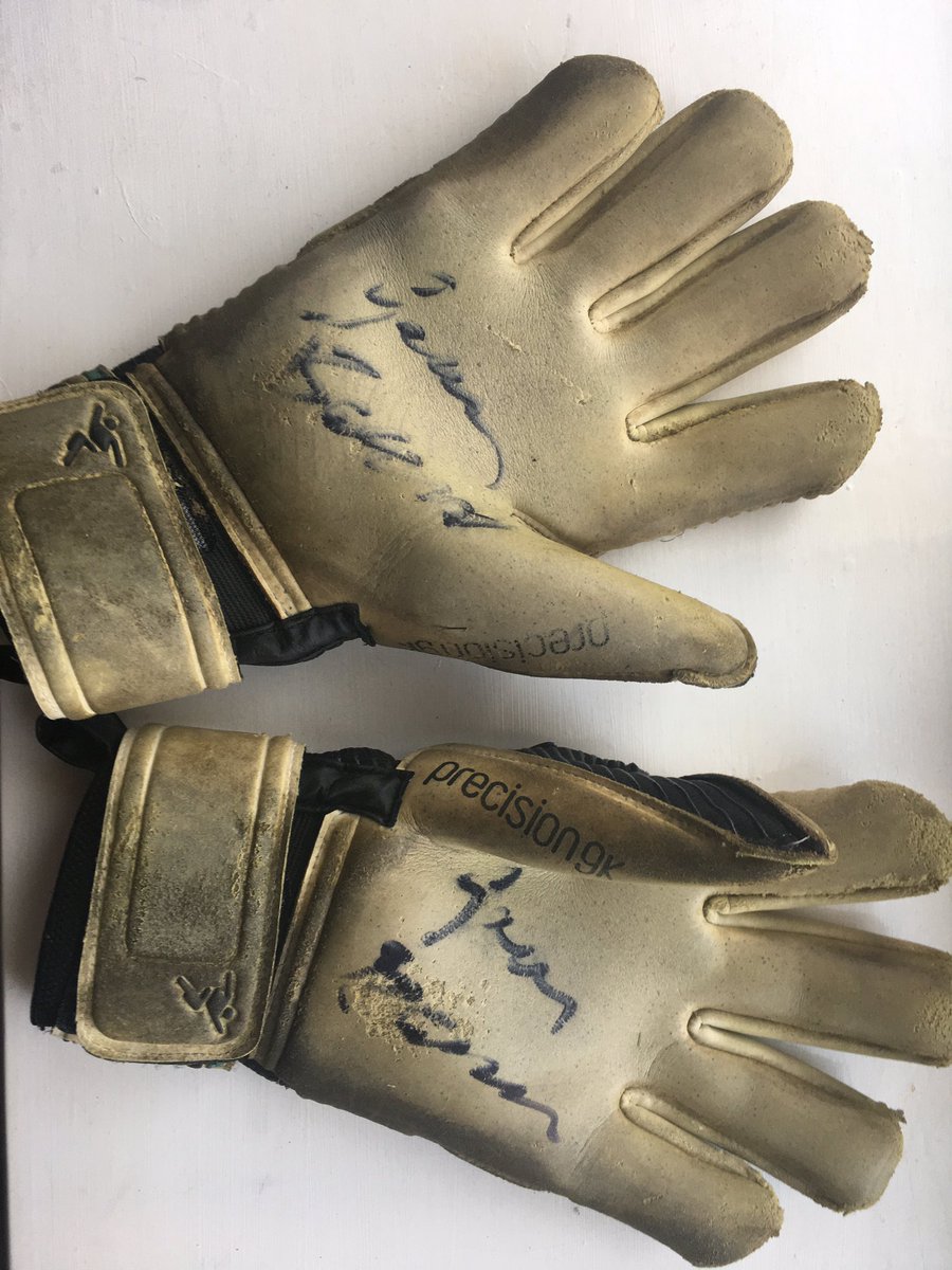 To celebrate Gavin Bazunu's first senior international caps, we're giving away his match-worn gloves v Qatar, signed by the man himself 👌🏻
Simply retweet and like to be in with a chance of winning 🧤
Competition closes 6pm this evening 👌🏻
#WEAREONE | #COYBIG https://t.co/kVWHOHAHLn