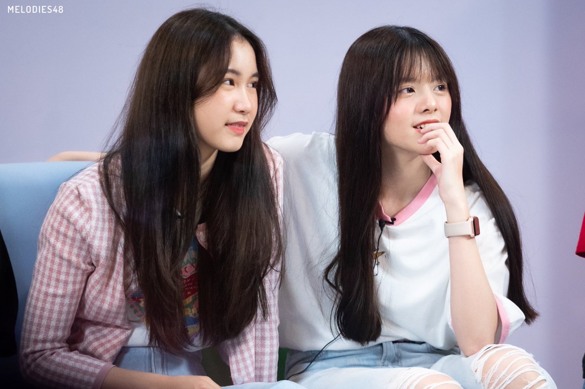 melodiesof48's tweet photo. เหล่ท่อ 😎
#PaeyahBNK48 #PancakeBNK48 #BNK48 https://t.co/KeYikxhCL3