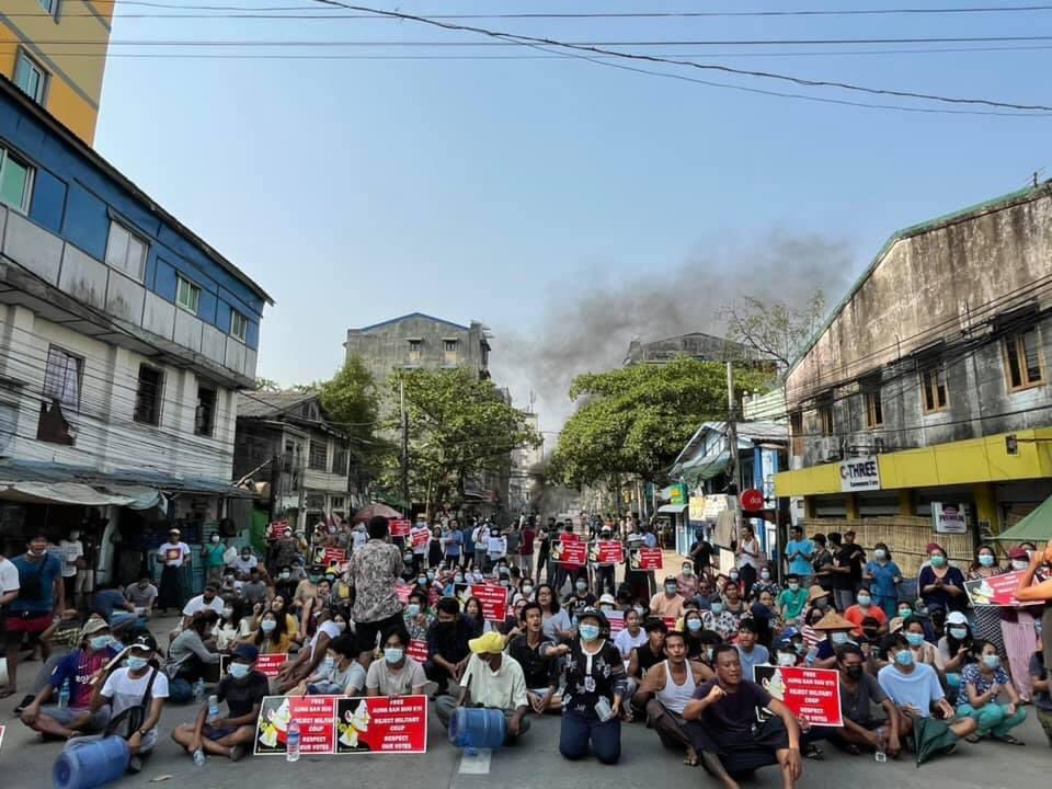 nslwin's tweet photo. Peaceful Protest in Hlaing, Yangon.

#WhatsHappeningInMyanmar #Mar31Coup https://t.co/D7J7iveQRo