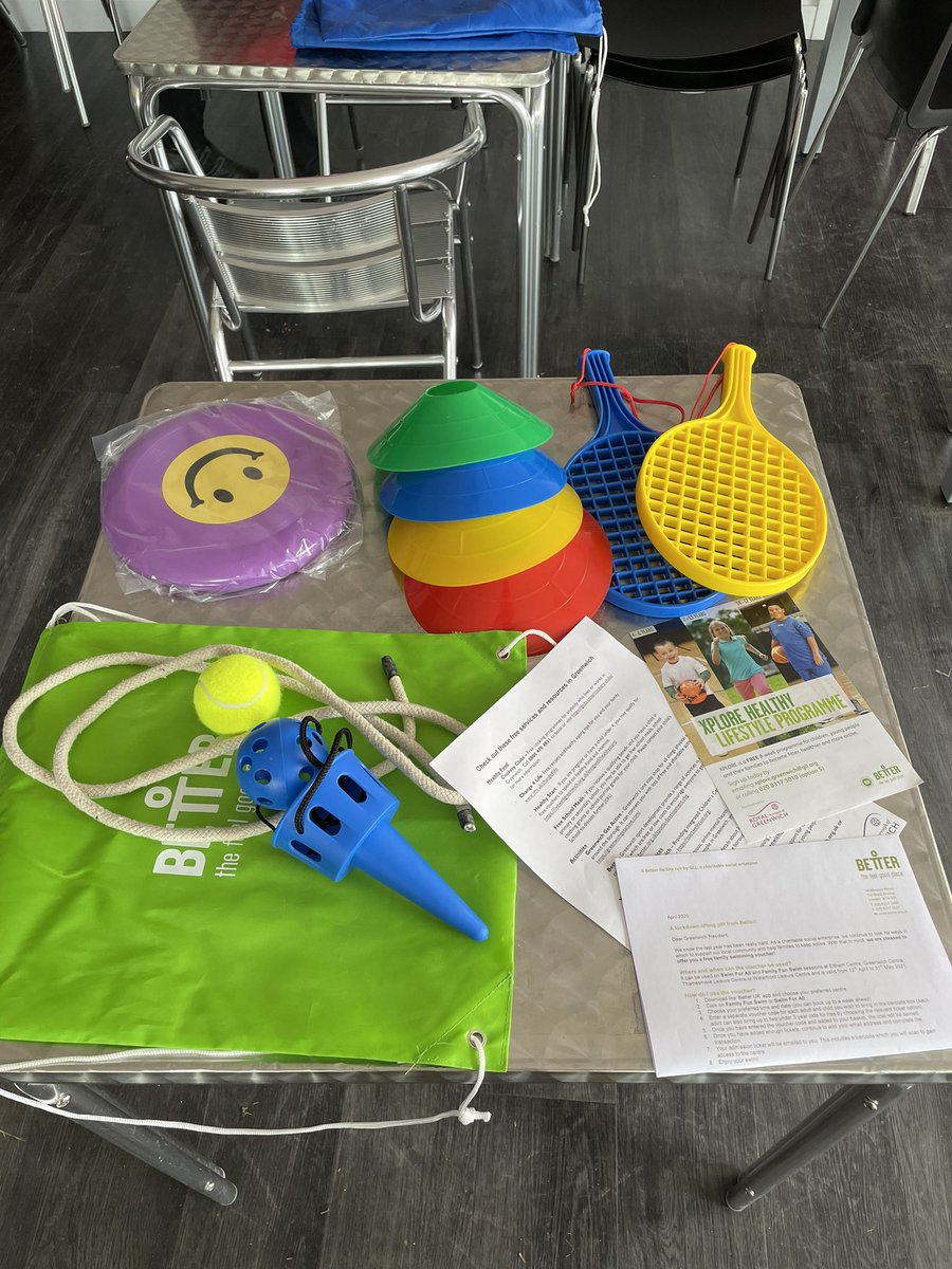 Royal_Greenwich's tweet photo. Cabinet Member for Children and Young People @Matt_Morrow88 helping volunteers pack activity bags with play equipment to be handed out to children over the Easter Break ⚽️🎾🐣

Just one of the schemes in place for the school holiday👇

https://t.co/D1HfGri7ap

@GLLsportsdevRBG https://t.co/gSJvdttwJg