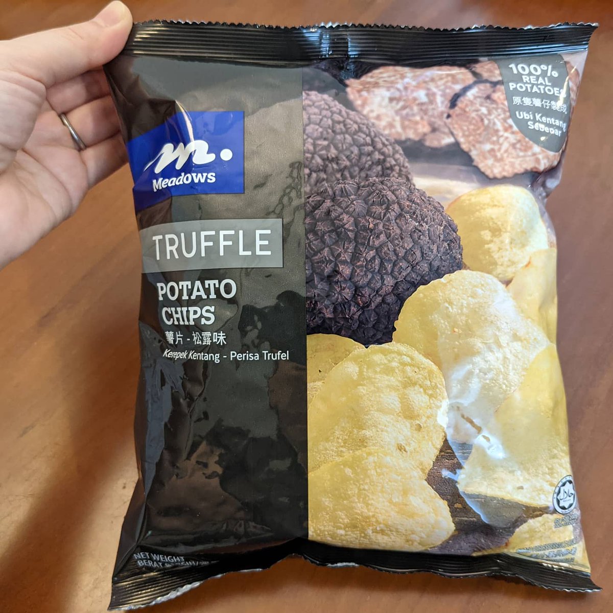 YasukosHomeCook's tweet photo. シンガポールで一番安くて美味しいトリュフポテトチップス。 
https://t.co/D8gQv5Bxi5
#ポテトチップス #トリュフ #トリュフポテト #トリュフチップス #トリュフポテトチップス https://t.co/uhWUEJly4Y