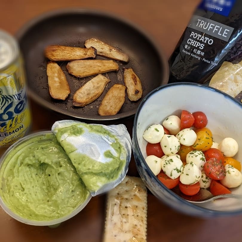 YasukosHomeCook's tweet photo. One of my day having truffle potato chips with tiger beer and easy cooking nibbles. 
https://t.co/l3ocTafnVY

#potatochips #truffle #trufflechips #cheaptruffles #easynibbles #easyappetizers #easyfingerfoods #easycooking #cookingathome #homecooking #recipes #mozzarella #avocado https://t.co/rfMlOUkxMN