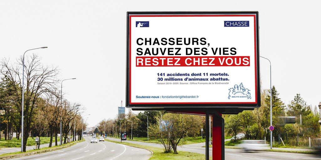 PartiAnimaliste's tweet photo. « Chasseurs, sauvez des vies, restez chez vous ! » 

Parce que la @FBB_Officiel ose dire la vérité, Willy Schraen demande l’interdiction de la campagne et la dissolution de l’association. Ces propos seraient même risibles si le ridicule ne tuait pas humains comme non-humains ! https://t.co/zFtgT01BaM