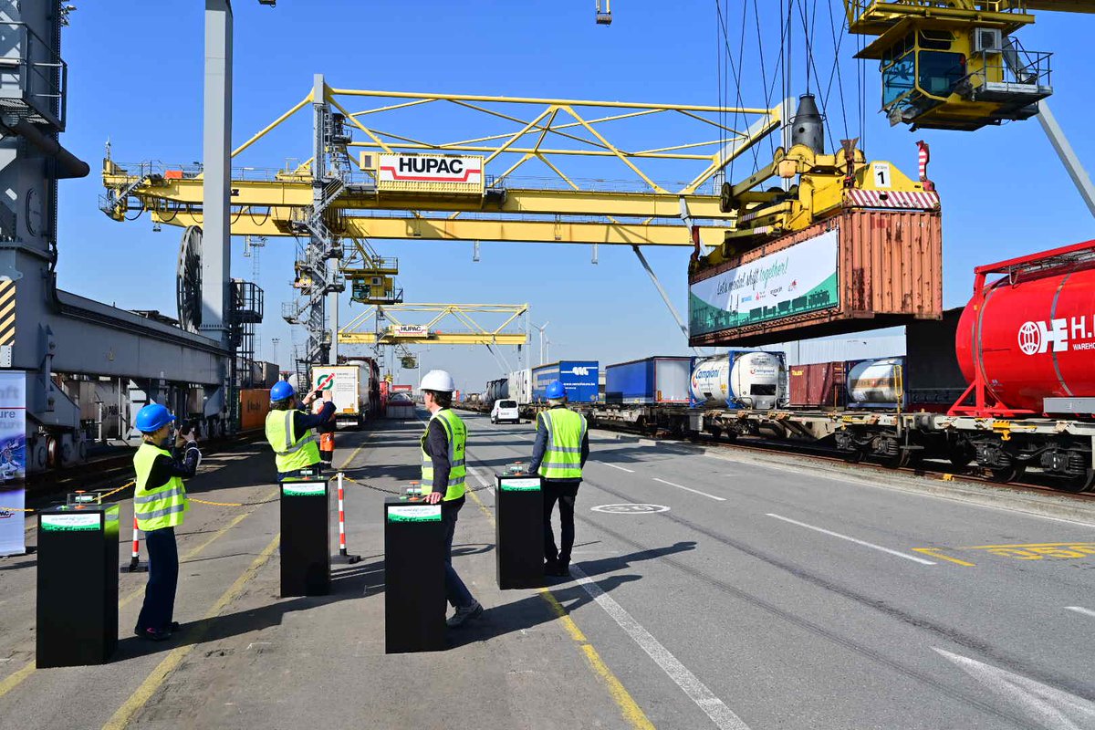 Benoit__Gilson's tweet photo. Doubler d'ici 2030 la proportion de marchandises transportées par voie ferrée via le port : c’est l’ambition commune d’@Infrabel_FR, du @PortofAntwerp et de #Railport que nous avons présentée aujourd’hui. https://t.co/x0nidMaoP1