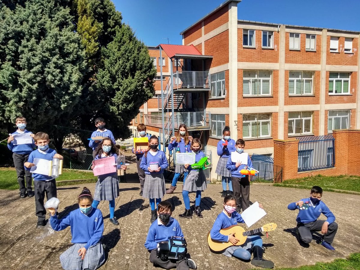 Mediadoraburgos's tweet photo. Los alumnos/as de 5° de Primaria nos muestran el proyecto transversal a las áreas de. Lengua, C. Naturales y Social Science, consistente en  construir un juguete u objeto, a partir de materiales reciclables, previa elaboración del mapa conceptual de trabajo. #proyectotransversal https://t.co/1k8cLz9735