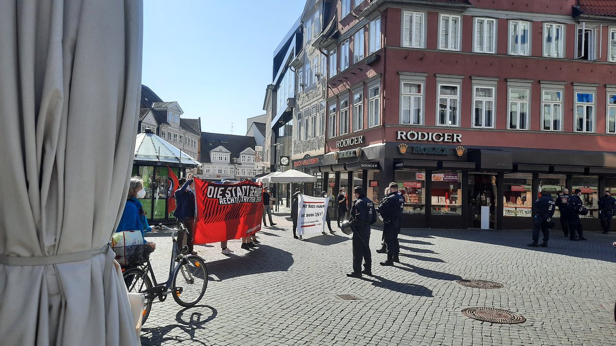 RheumaTobias's tweet photo. Die Partei "Die Rechte" ist aktuell in der Fußgängerzone von @Stadt_BS. Gegenprotest von Antifa BS, @AJSalzgitter und bürgerlicher Protest ist da.
#BS3103 #BS313 #BS31321
#BS310321 #BS31032021
#BS #Braunschweig
#AufstehenGegenRassismus
#WirSindMehr #WirBleibenMehr
#NieWieder https://t.co/yYkxZq8VE6