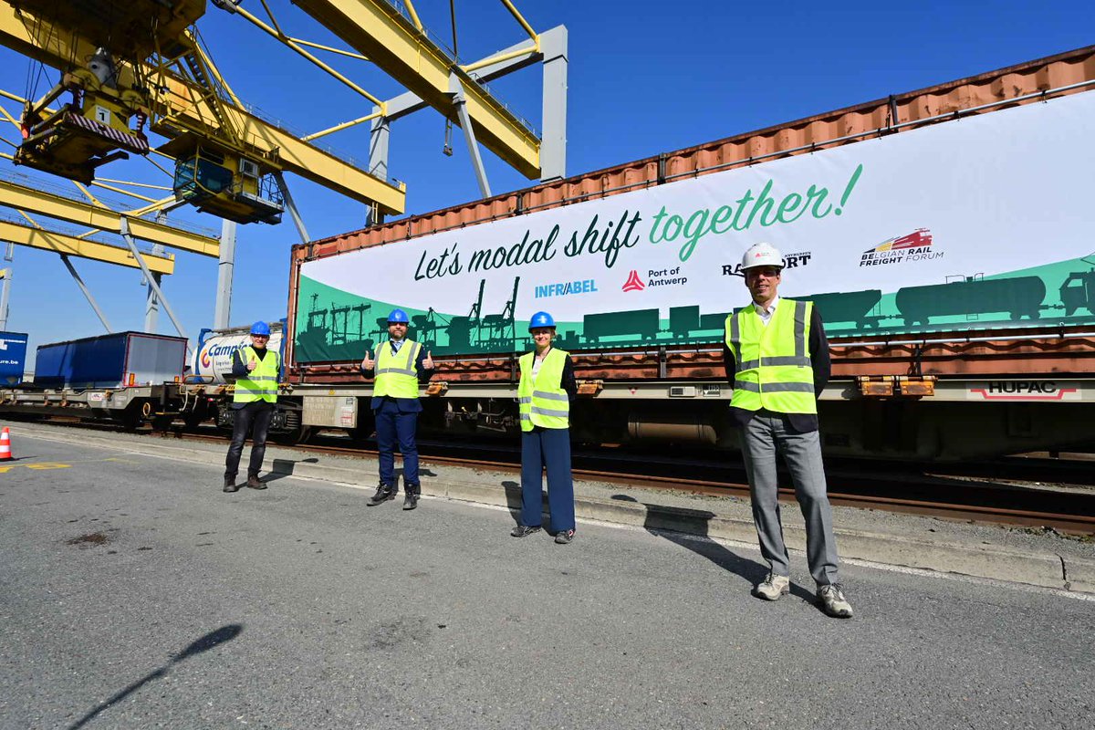 Benoit__Gilson's tweet photo. Het aandeel van goederen dat per spoor via de haven wordt vervoerd verdubbelen tegen 2030: dat is de gemeenschappelijke ambitie van @Infrabel_NL, @PortofAntwerp en #Railport die we vandaag presenteerden. https://t.co/UJeSvJgD1O