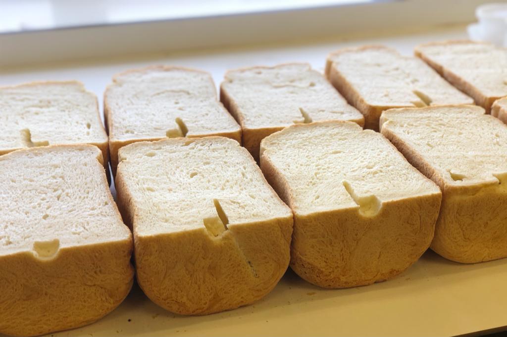 LGSeedsUK's tweet photo. Test baking day at Woolpit 🍞 Smells amazing!! 
Now, where's the butter...?  #wheatbreeding #testbake https://t.co/Bd8rlrB0rK