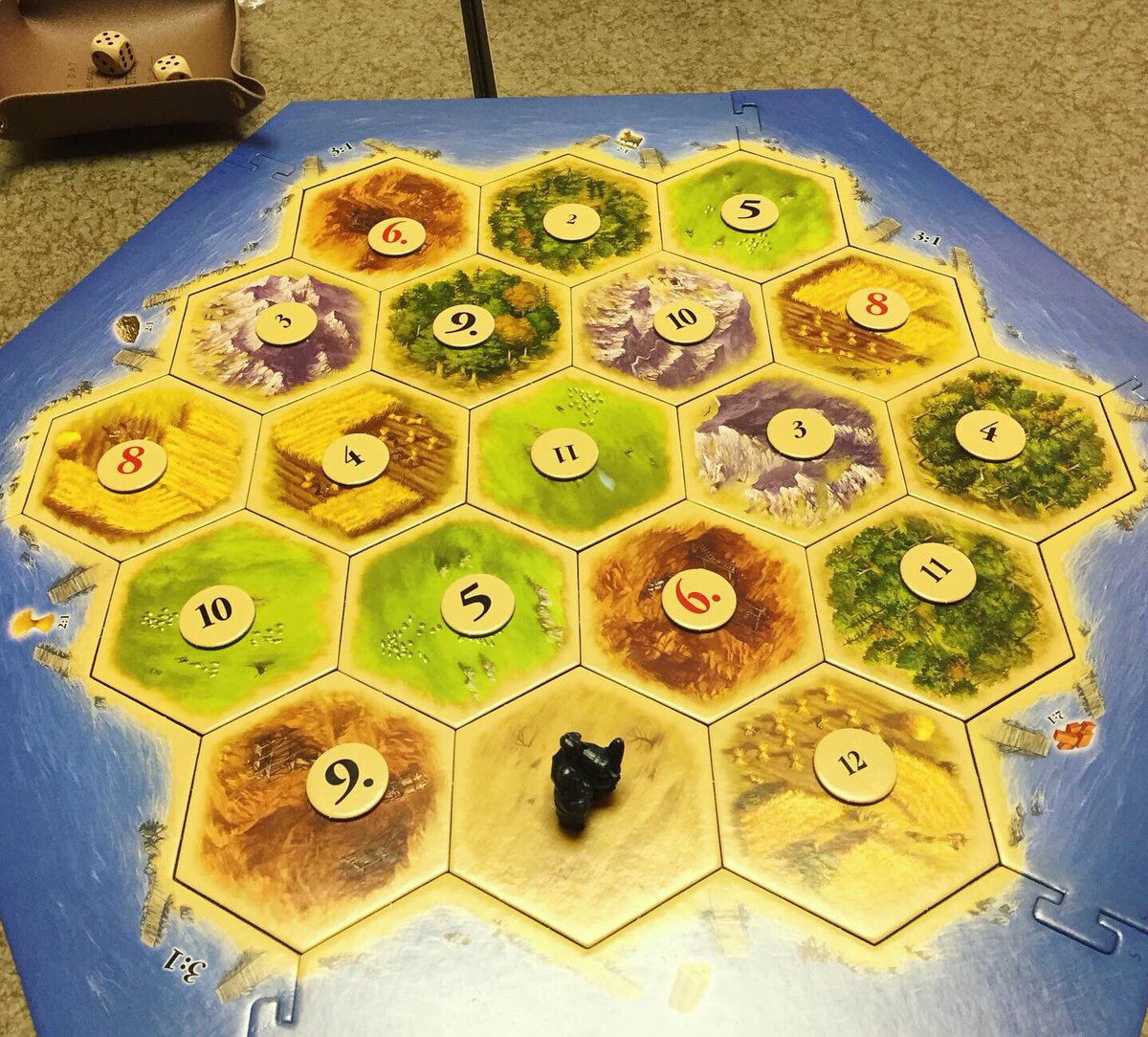 のんボド カタンの開拓者たち 3人カタンで青が私です 橙色が 7 の盗賊でネックとなる羊毛を取り ぐいぐい伸びてそのままフィニッシュです 自分は 7 が出なくて盗賊を動かせず 苦しみました 今年はカタンでまだ勝てていません カタン カタンの