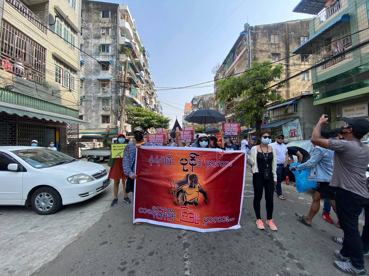 Residents of #Yangon's Ahlone Township staged an anti-regime protest on Wednesday.  

#whatshappeninginmyanmar