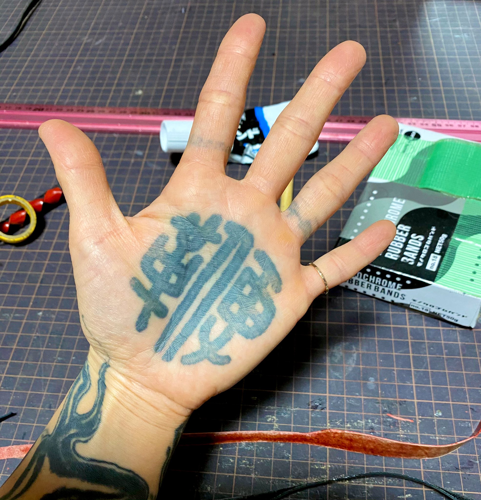 林麗奈 Kimono Whip 手のひらのtattooは 皮が厚い分すぐに薄い色になりますね 手首と比べるとかなり違う Tattoo Palmtattoo 手のひらタトゥー T Co Yzpldg9puz Twitter