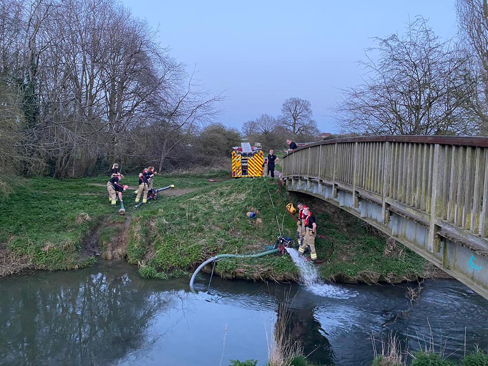 🚒🔥Drill night🔥🚒
Last night @Rothwell Fire Station took advantage of the days weather &amp; joined up with <a href="/BurtonFire/">Burton Latimer Fire Station</a> Station for a joint exercise.  
The 2 crews were tasked with setting up an improvised monitor supplied by a compact pump that all our appliances carry.
#Northants