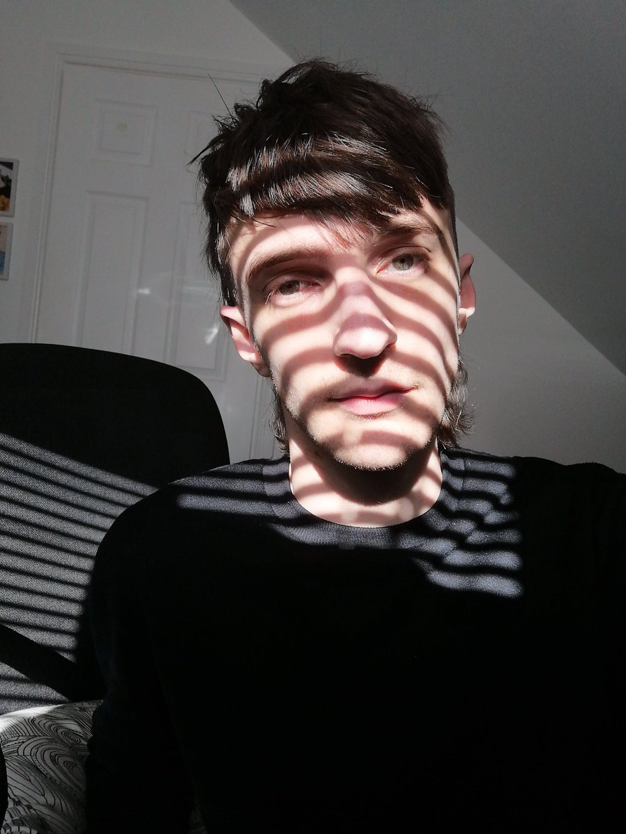 TylerGeorge93's tweet photo. This lighting is pretty cool 😁🖤

#gay27 #gay #gayuk #gayemo #emo #emoguy #emogay #gaytwink #gaytwinks #mullet #haircut https://t.co/F5kOH2FYim