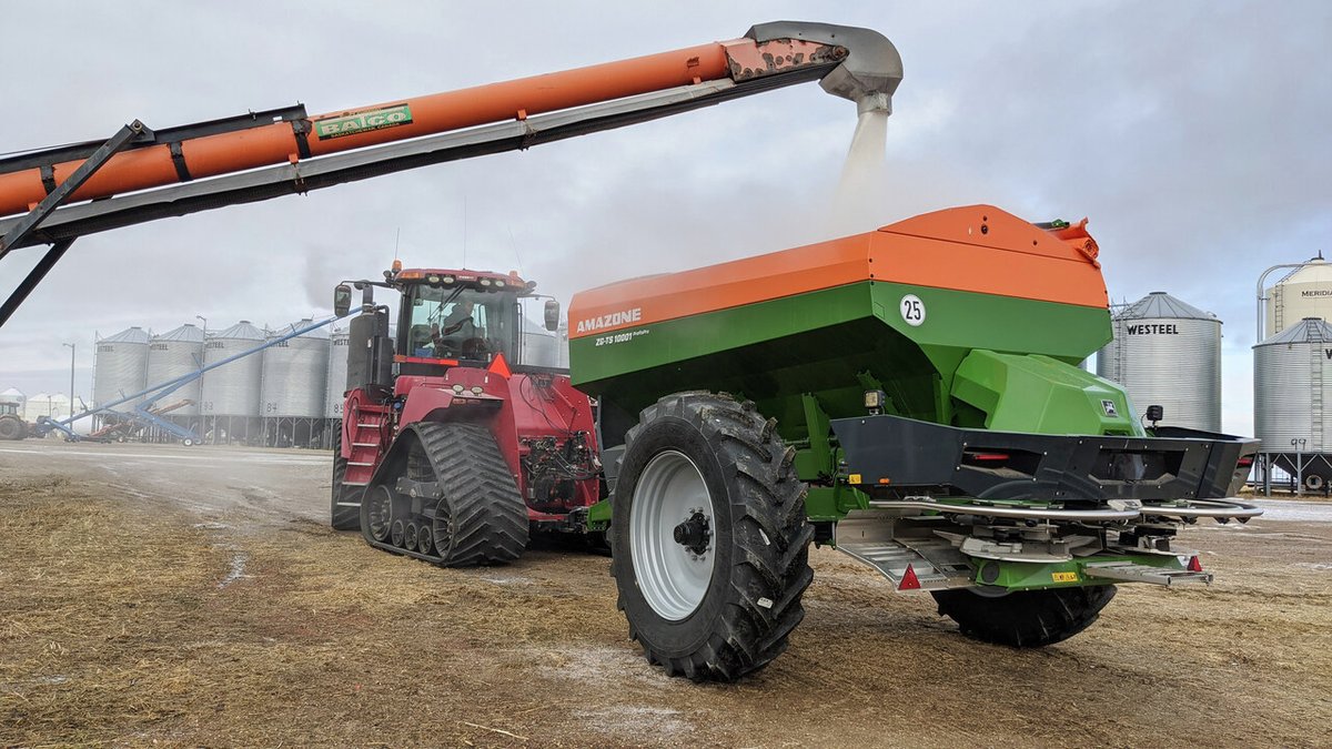 AMAZONE_Inc's tweet photo. With filling management on the ZG-TS you can input how many acres and how many pounds an acre. The machine will then calculate how much to fill and the light pack will alert you when full.
#Amazone #Ag #AgMachinery #TrailedSpreader #FertilizerSpreader #Spreader #ZG #ZGTS https://t.co/IENjE9Ly9V