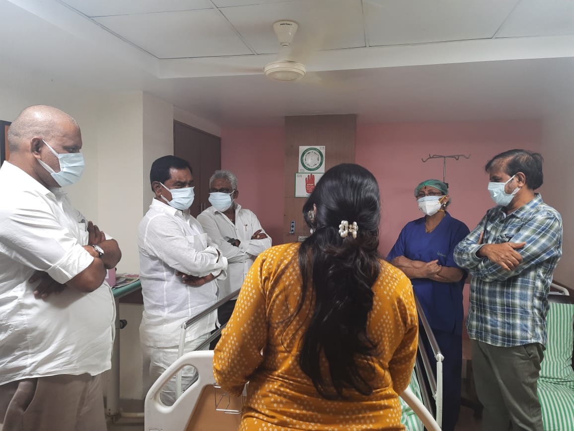 Marujolla's tweet photo. చెన్నై లోని హాస్పిటల్ లో నగరి ఎమ్మెల్యే శ్రీమతి రోజా గారిని పరామర్శించిన టీటీడీ చైర్మన్ శ్రీ వైవి సుబ్బారెడ్డి గారు, ఉప ముఖ్యమంత్రి శ్రీ నారాయణ స్వామి గారు, ఎమ్మెల్యే శ్రీ చెవిరెడ్డి భాస్కరరెడ్డి గారు. https://t.co/Pm5ZENgJRM