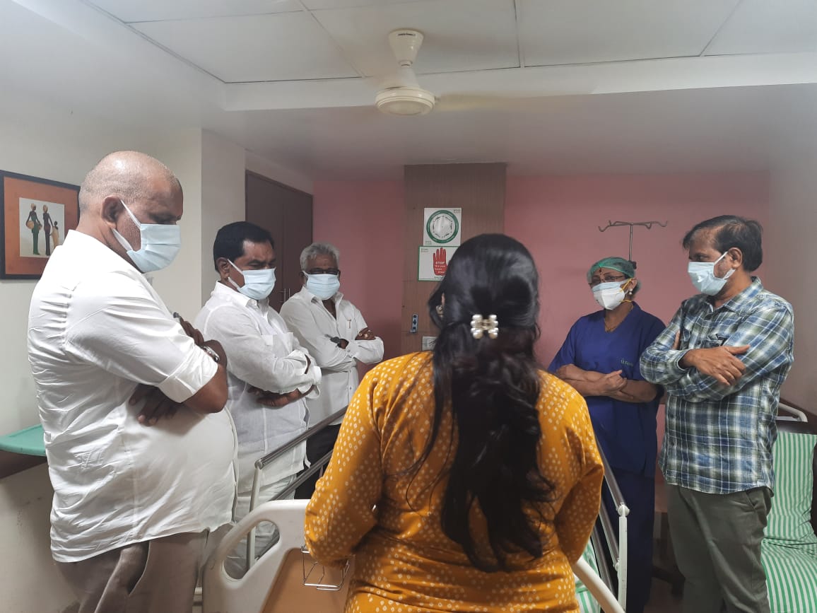 Marujolla's tweet photo. చెన్నై లోని హాస్పిటల్ లో నగరి ఎమ్మెల్యే శ్రీమతి రోజా గారిని పరామర్శించిన టీటీడీ చైర్మన్ శ్రీ వైవి సుబ్బారెడ్డి గారు, ఉప ముఖ్యమంత్రి శ్రీ నారాయణ స్వామి గారు, ఎమ్మెల్యే శ్రీ చెవిరెడ్డి భాస్కరరెడ్డి గారు. https://t.co/Pm5ZENgJRM