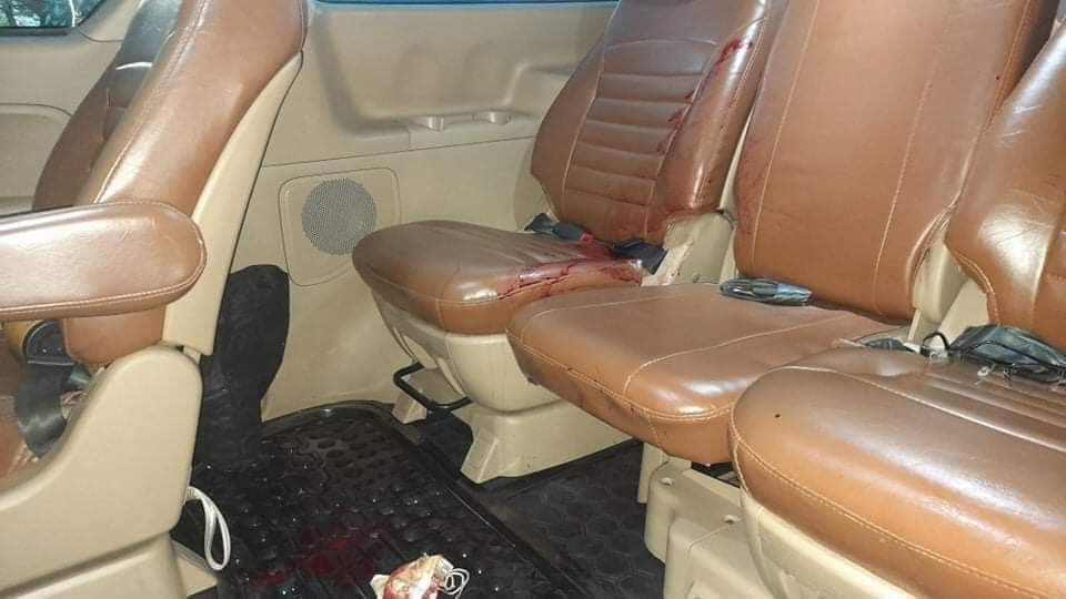 MayWongST's tweet photo. #Myanmar media reporting that a staff of #SouthKorean Shinhan Bank in #Yangon has been shot, likely in the head while in car. Victim reportedly in critical condition. It's unclear if person is a local or foreigner.
(Can't be independently verified now) #WhatsHappeningInMyanmar https://t.co/pIKwlE5axb
