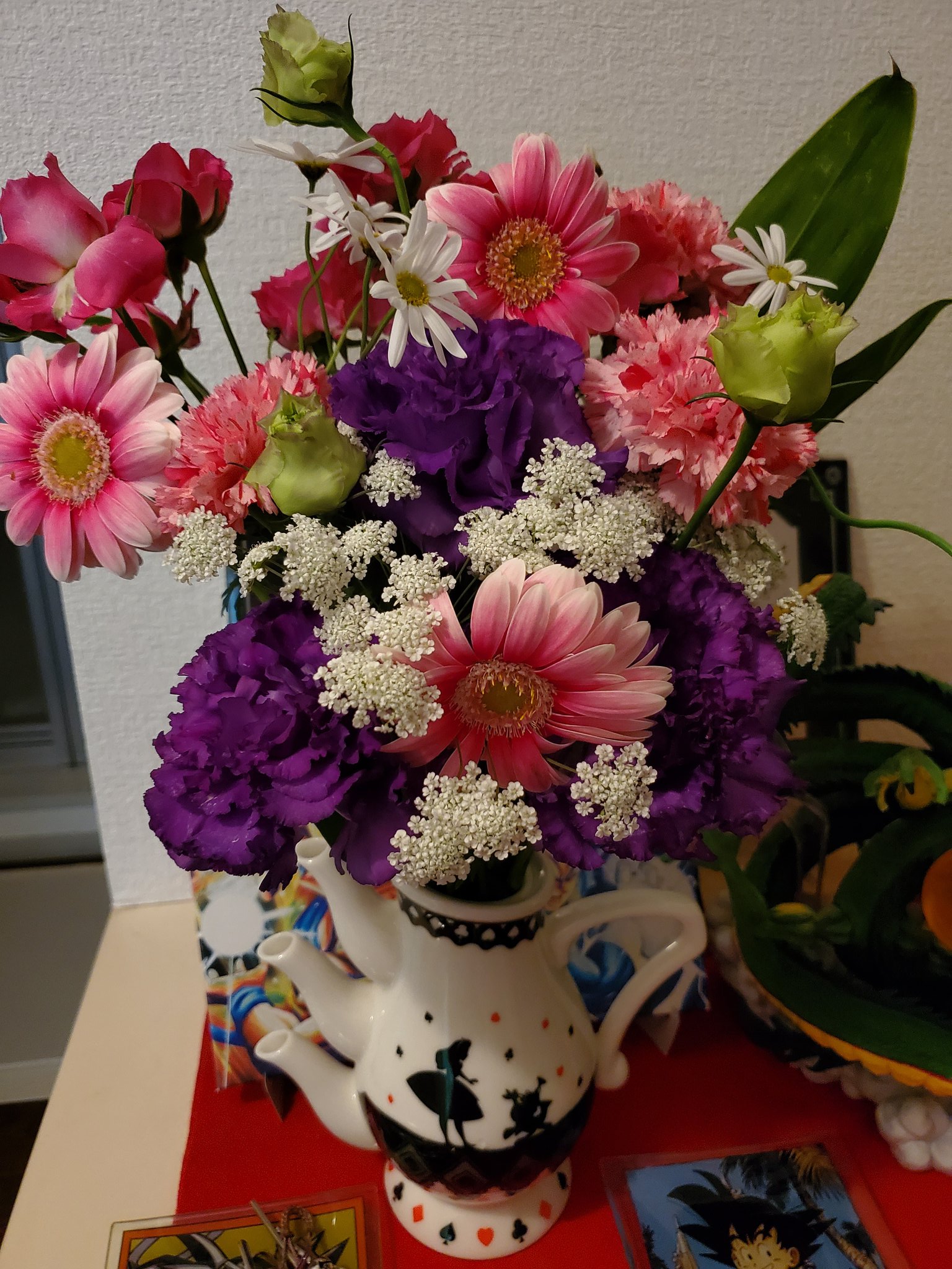 ぐり うちには花瓶 なんてものはないので 欲しいものが完売していてむしゃくしゃしていたときに衝動買いしたアリスの使い勝手のくそ悪いティーポットを花瓶代わりに使ってます T Co 3fcebrbkrw Twitter