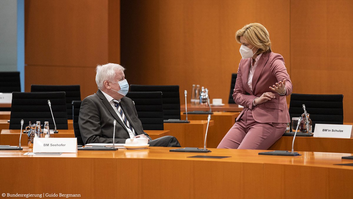 BMLEH_Bund's tweet photo. BMin @JuliaKloeckner erreicht wichtige Regelung für die #Landwirtschaft, um #UnsereErnteUnserEssen in der #Corona-Pandemie zu sichern: Kabinett beschließt Ausweitung der sozialversicherungsfreien Beschäftigung für Saisonarbeitskräfte von 70 auf 102 Tage ⇨ https://t.co/RFwFCmrx4v https://t.co/IzKv62BsFa
