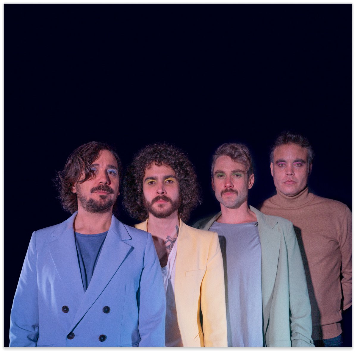 Nueva imagen, ¡Nuevo single! 💕✨
.
.Venimos con el negro por bandera estos últimos dias y nueva imagen para contaros que el tercer capítulo de lo nuevo de Diva está al caer. 
.
.
Activa notificaciones y ...¡#PonteDiva!
.
.
#WW #divabanda #musicadelcorazon #sevienehit #divafunk