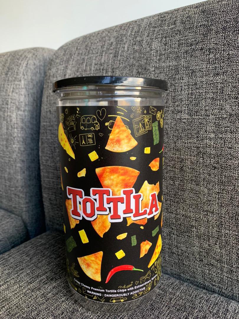 brgsjks's tweet photo. Untuk projek raya kali ni, insyaAllah aku akan come out dengan satu lagi product Tottila. Cuma aku agak konfius nak pakai design mana satu for packaging. Harga pun aku tak decide lagi ni sebab raw material mahal beb. So mana yang lagi cantik?

RT untuk hitam
Like untuk purple https://t.co/gwRzOQGAWL