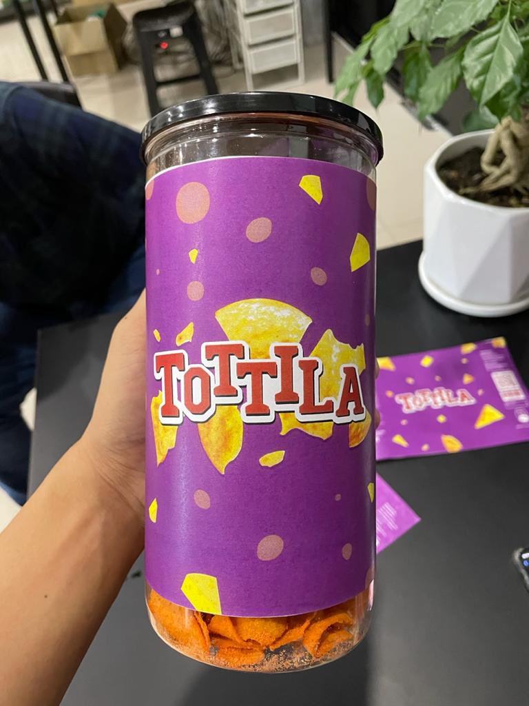 brgsjks's tweet photo. Untuk projek raya kali ni, insyaAllah aku akan come out dengan satu lagi product Tottila. Cuma aku agak konfius nak pakai design mana satu for packaging. Harga pun aku tak decide lagi ni sebab raw material mahal beb. So mana yang lagi cantik?

RT untuk hitam
Like untuk purple https://t.co/gwRzOQGAWL