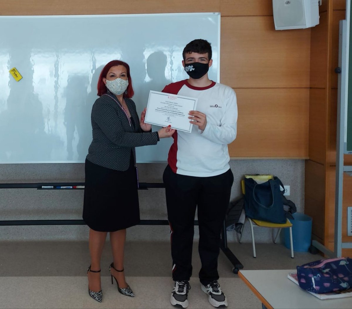 cole_sagrada's tweet photo. Jefatura de Estudios ha hecho entrega a Marta e Iker del diploma que certifica su #premio al rendimiento #académico de primaria. Estamos muy orgullos@s. ¡Enhorabuena! #somsagrada https://t.co/aGrBymLxgJ
