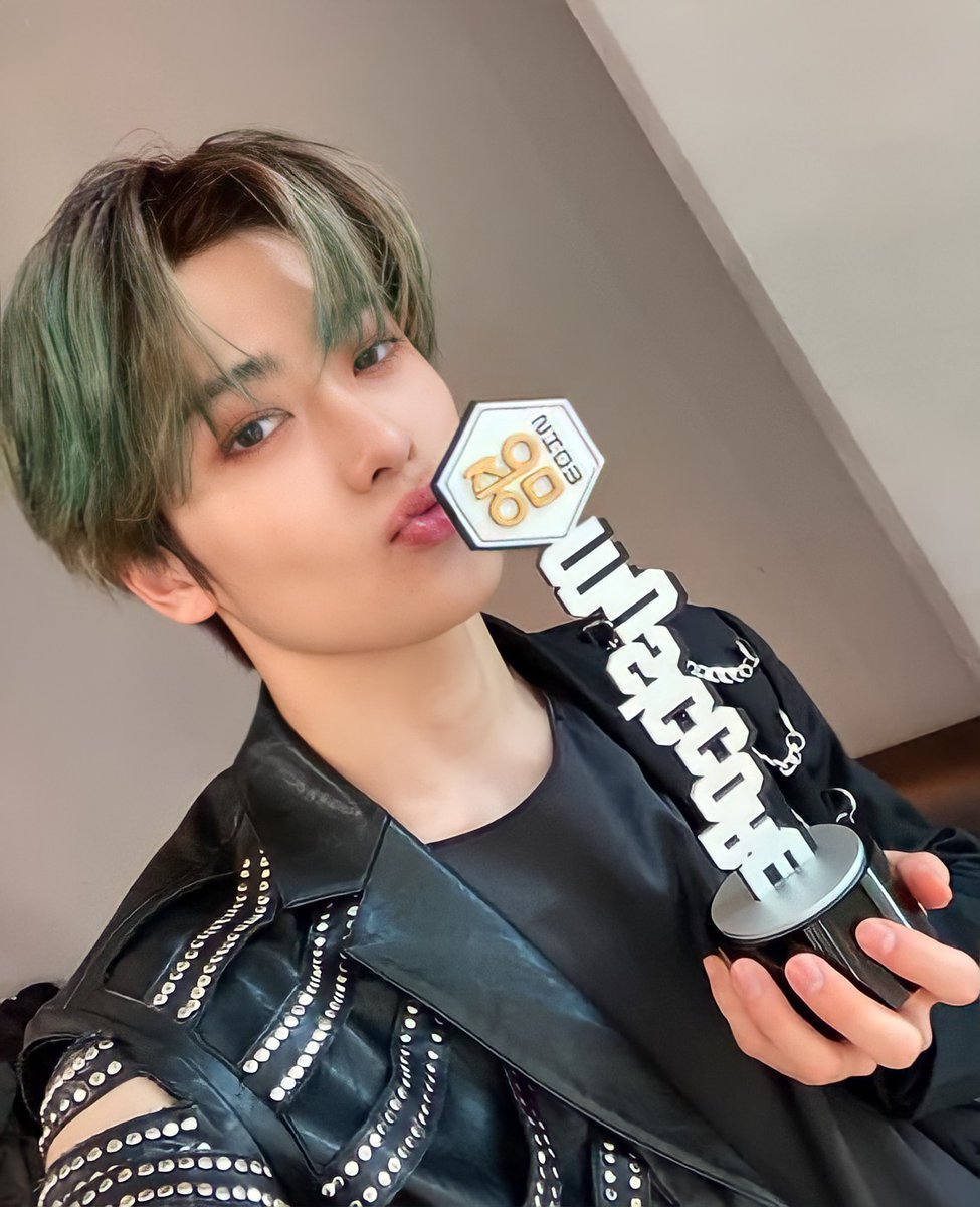97JHROSE's tweet photo. kisses. https://t.co/cGPwoKrud2