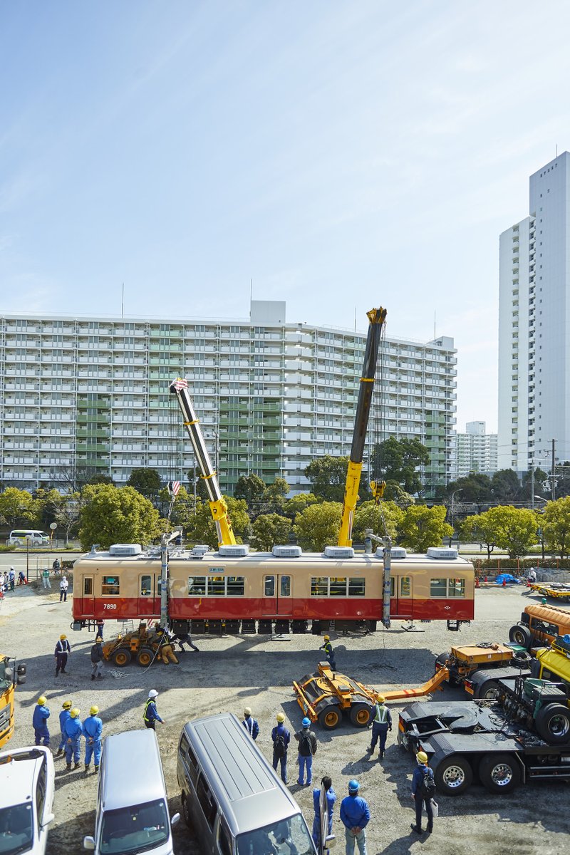 阪神電車 公式 阪神電気鉄道 あと スマホの壁紙になりそうな写真があればとのご要望をいただきましたので 先日の赤胴車が宙に浮いてた写真を置かせてもらいますね 縦の写真が少なくて すいません