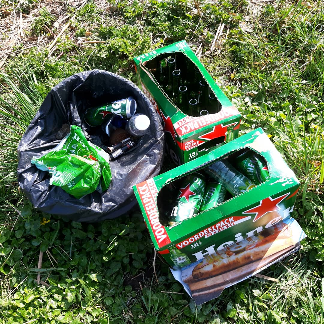ZwerfieAnnaP's tweet photo. Mooi he, die kartonnen verpakking van @Heineken_NL ..Helaas zit er op deze 35,5cl flesjes GEEN #statiegeld. Waardoor deze flesjes grotere kans hebben om zwerfafval te worden. Doet het bedrijfsleven dit met opzet?? https://t.co/po3SIx2yTh