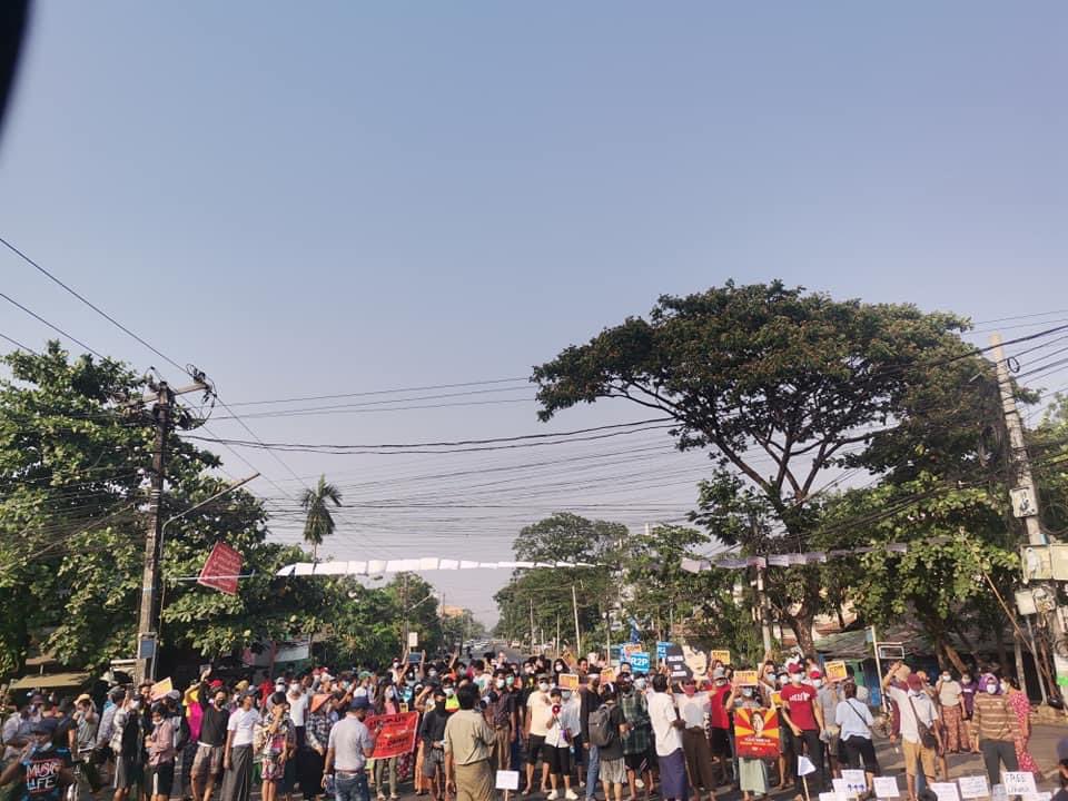 Haruonchill's tweet photo. 📍Padaythar Street, South Dagon 

Even though South Dagon has been brutally pressed [even using with HEAVY WEAPONS] by Junta Terrorists, the protesters have been taken to the streets this afternoon. 

UNSC ACT NOW 
#WhatsHappeningInMyanmar 
#Mar31Coup https://t.co/ZLqkcYxzJg