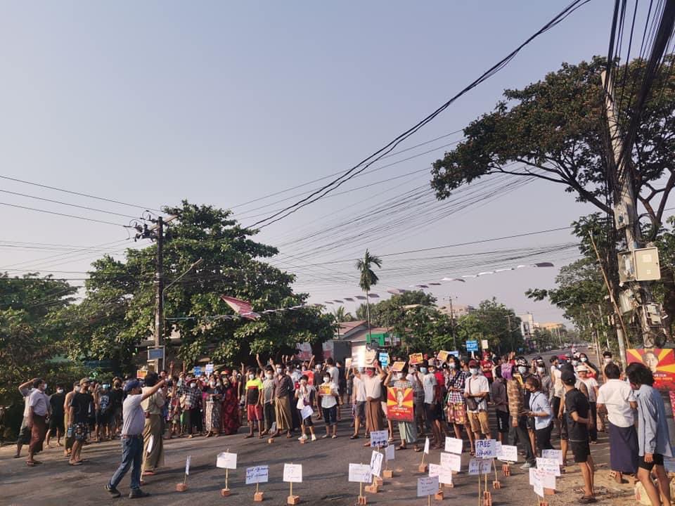 Haruonchill's tweet photo. 📍Padaythar Street, South Dagon 

Even though South Dagon has been brutally pressed [even using with HEAVY WEAPONS] by Junta Terrorists, the protesters have been taken to the streets this afternoon. 

UNSC ACT NOW 
#WhatsHappeningInMyanmar 
#Mar31Coup https://t.co/ZLqkcYxzJg