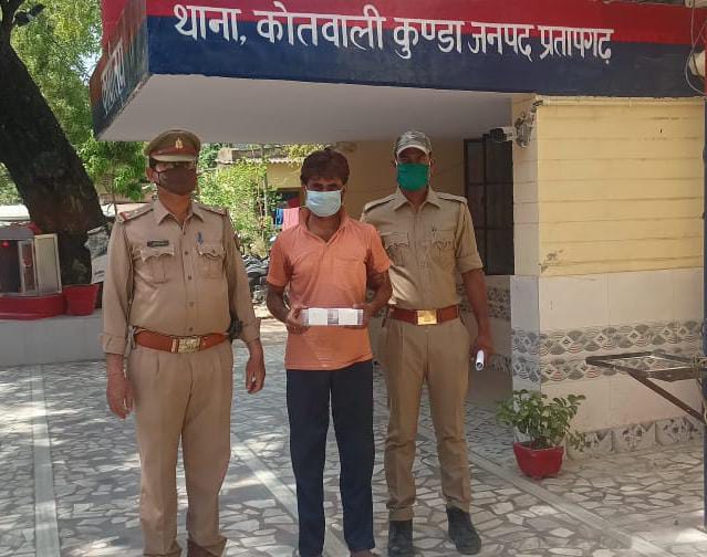 pratapgarhpol's tweet photo. चेकिंग के दौरान थाना कुण्डा पुलिस द्वारा अवैध तमन्चा व कारतूस के साथ एक अभियुक्त गिरफ्तार- @Uppolice #UPPolice @ADGZonPrayagraj @dgpup @igrangealld https://t.co/lmvgfnKTOF