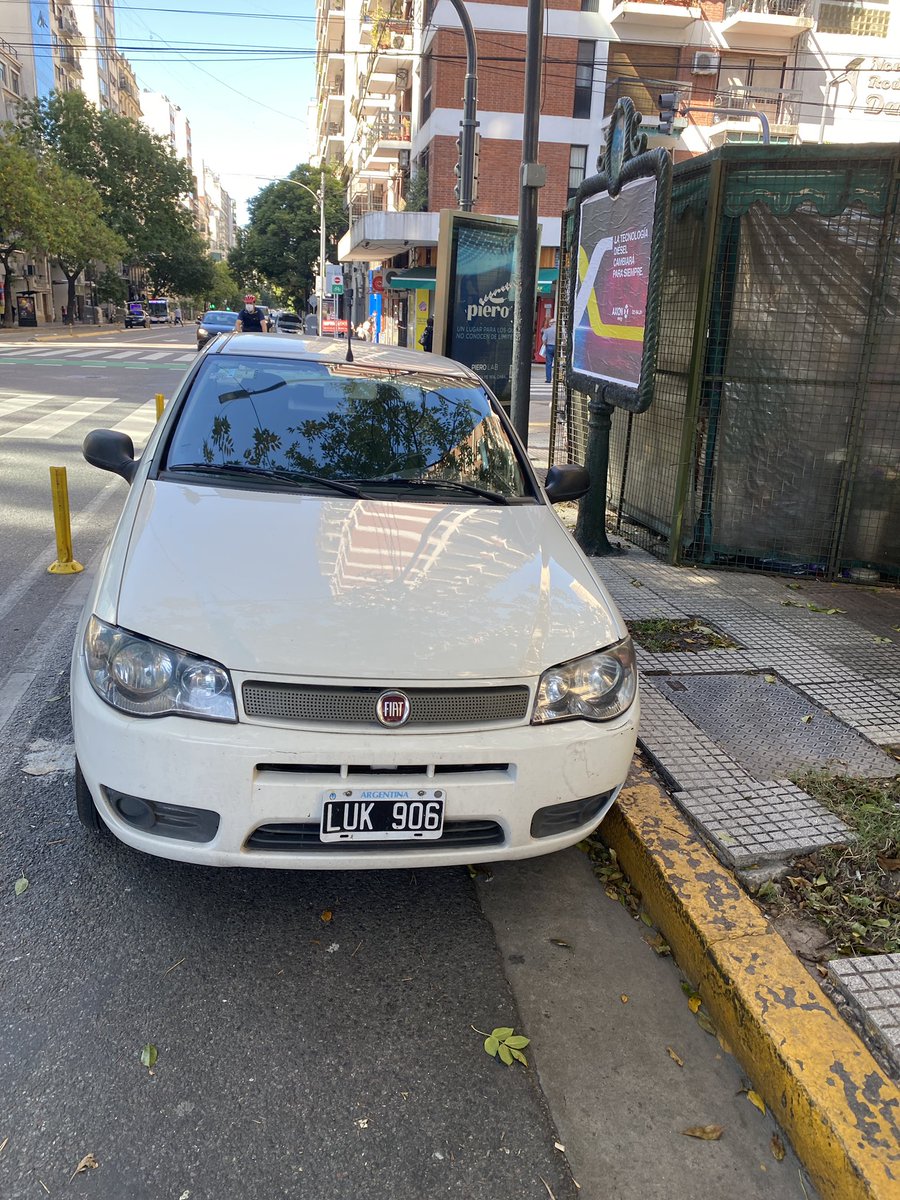 EduCirmiObon's tweet photo. La gente del #lomasdezamora se puso cómoda para almorzar en el barcito de Av. Cordoba 1600 (esq. Montevideo) #CABA #faltaslomas #tn https://t.co/Oqc66voiQV