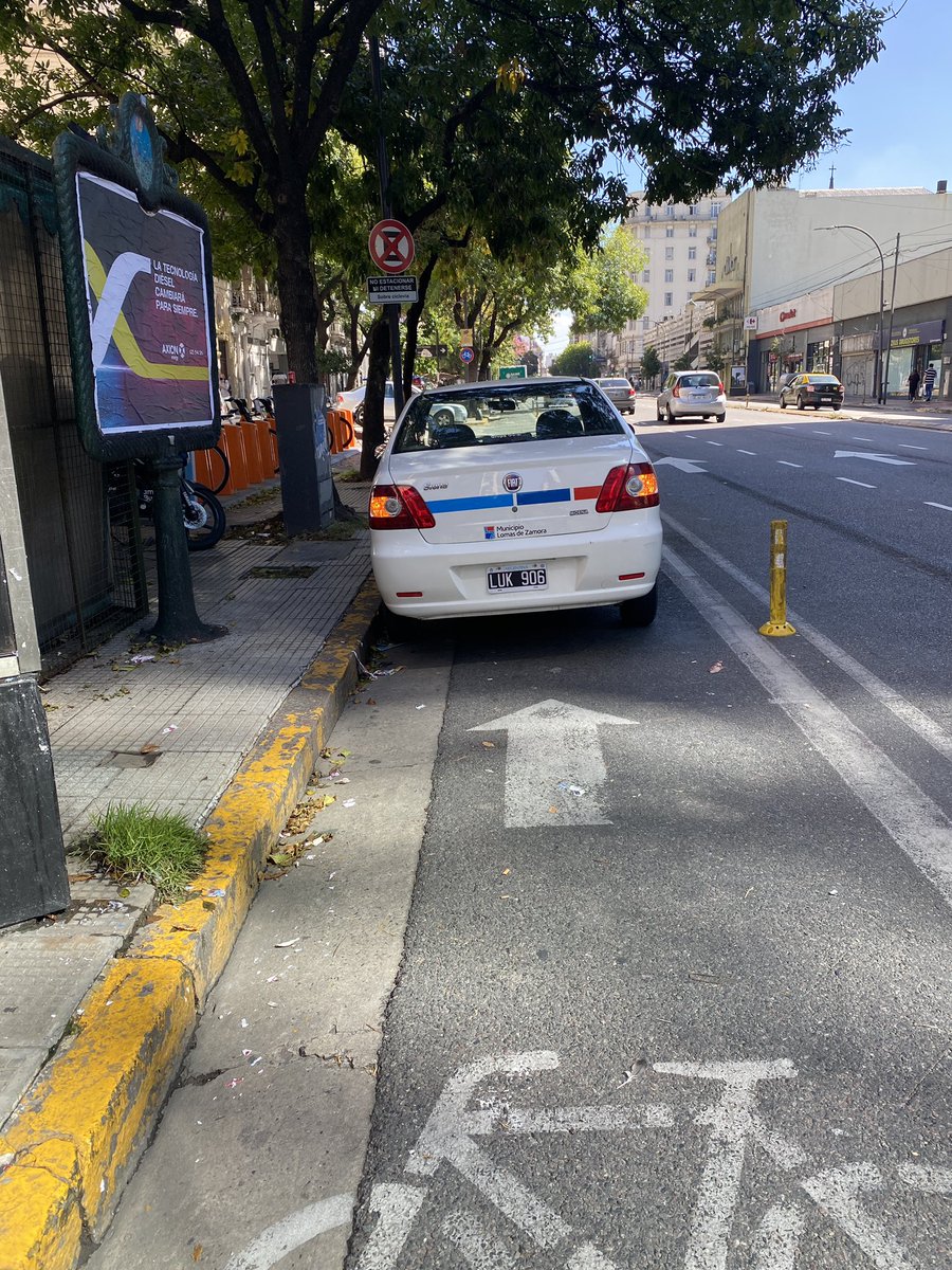 EduCirmiObon's tweet photo. La gente del #lomasdezamora se puso cómoda para almorzar en el barcito de Av. Cordoba 1600 (esq. Montevideo) #CABA #faltaslomas #tn https://t.co/Oqc66voiQV