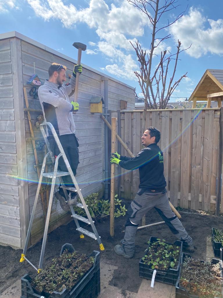 Met dit prachtige weer is het voor onze leerlingen natuurlijk genieten! Maar ook met dit weer word er hard gewerkt. Op de trap onze Tom!