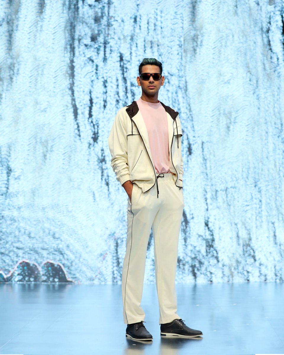 LakmeFashionWk's tweet photo. Strut in style at #FDCIxLFW, with @BATA_India
#LakmeFashionWeek #LFW #5DaysOfFashion #FDCIxLFW #MarieClaireXLFW #MarieClaire #BataIndia #LatestStyle #ShopNow #SurprisinglyBata https://t.co/Lx6te5WLHq