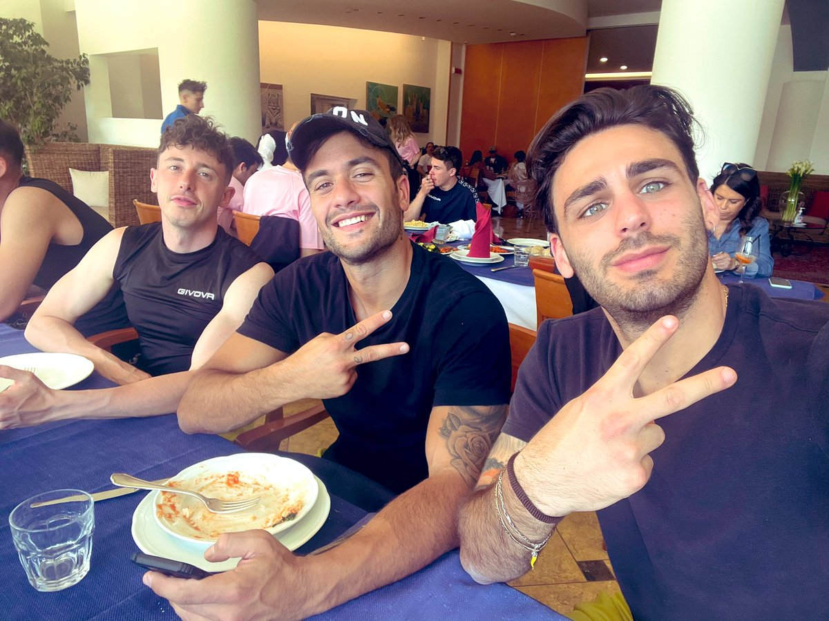 albertourso_off's tweet photo. Pranzettino time! Un saluto dagli #SHADURSELLI  😂❤️ https://t.co/UpZ69YipRl