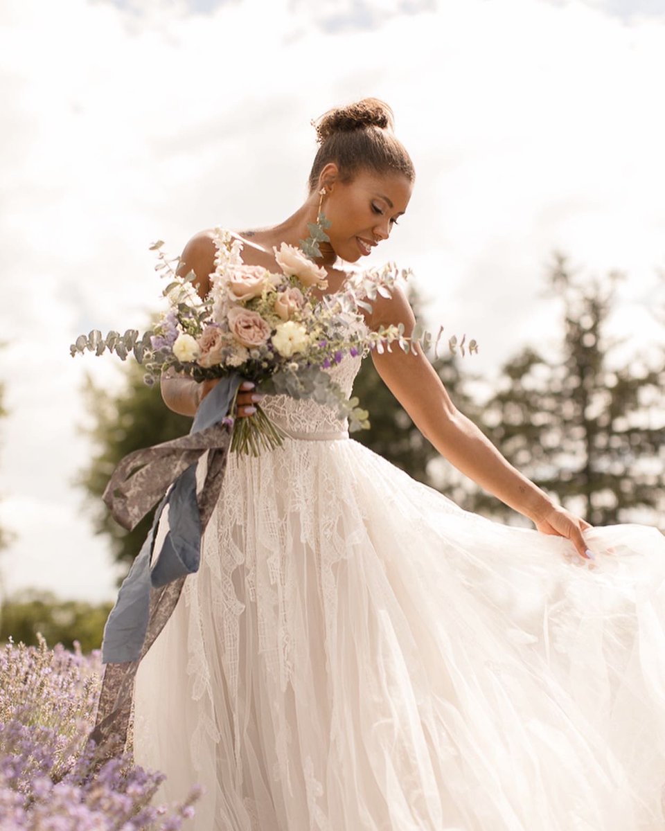 WeddingbellsMag's tweet photo. 💜💜💜 A lavender farm is the perfect spot for a summer wedding picnic party! https://t.co/OsHinnI8KU https://t.co/TyYMauA5kU