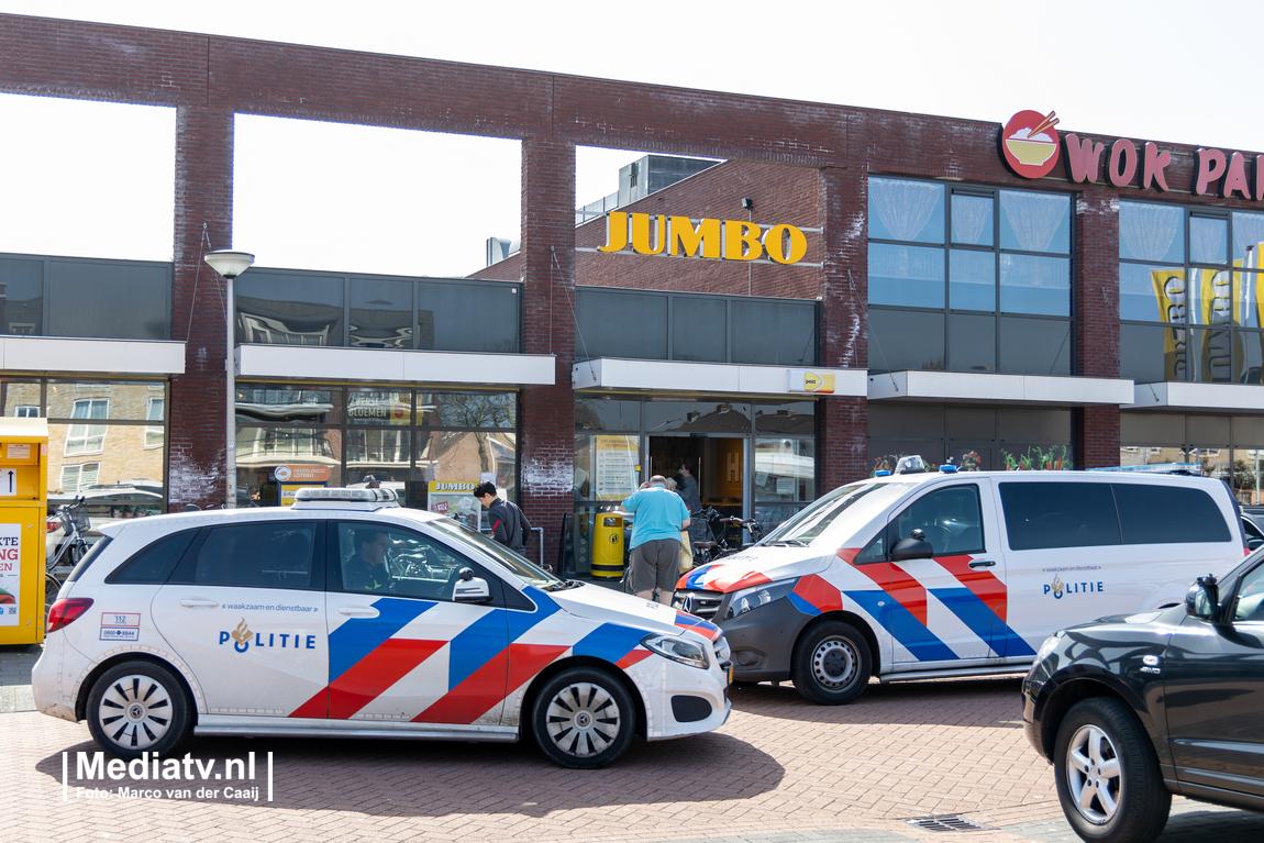 Rond  uur heeft een man een gewapende overval gepleegd op de Jumbo aan het Groenewoud in Spijkenisse.